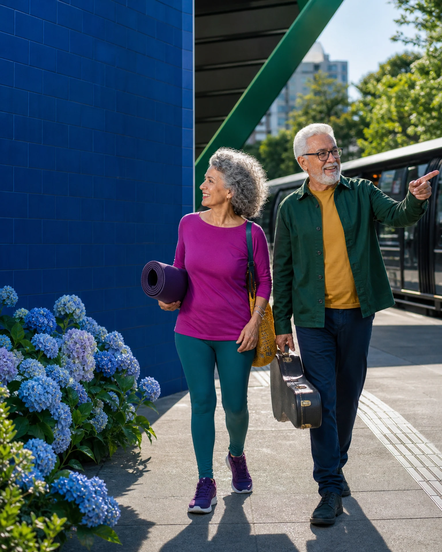 Casal idoso caminha por uma estação levando itens de atividades diferentes.